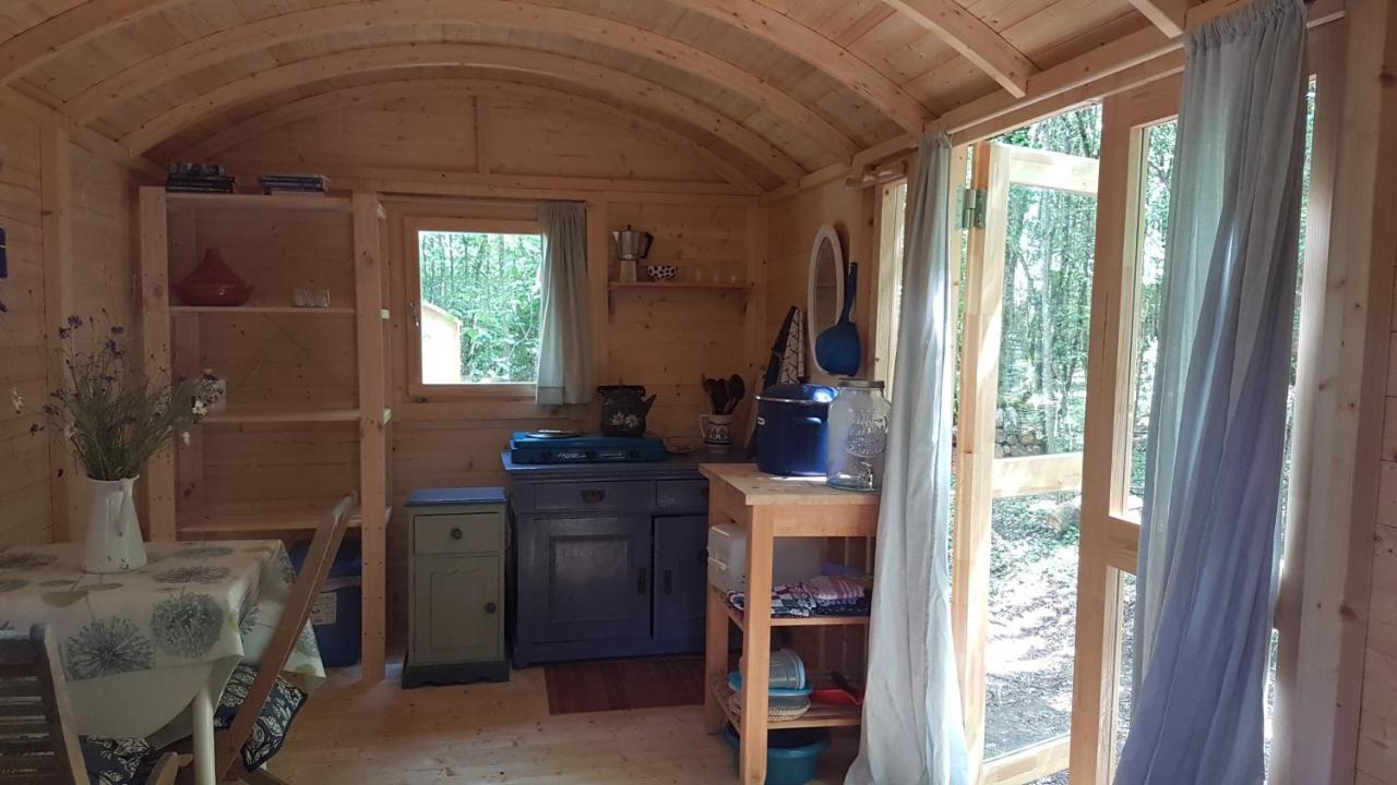 Lovely 2-Bed Shepherds Hut In A Forest Sougeres-en-Puisaye Exteriér fotografie