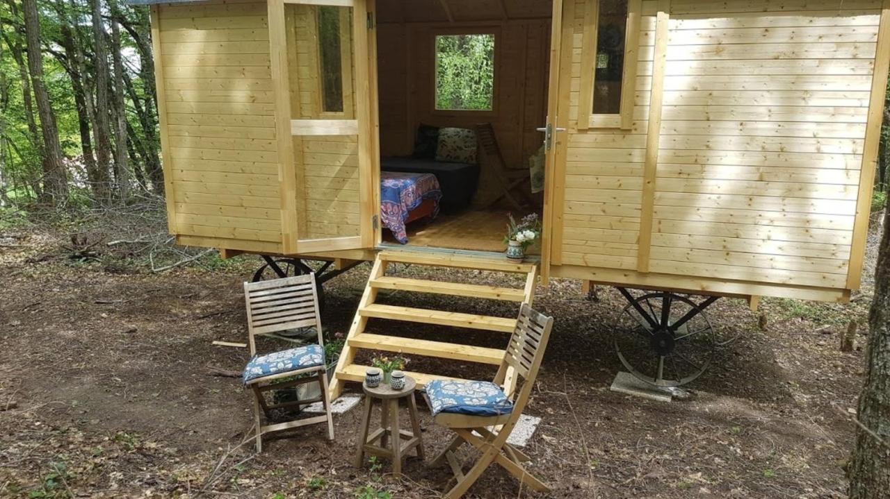 Lovely 2-Bed Shepherds Hut In A Forest Sougeres-en-Puisaye Exteriér fotografie